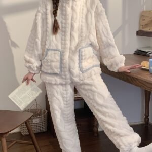 دفء مخملي لا يُضاهى: طقم البيجامة الشتوي الفاخر لراحة منزلية مثالية