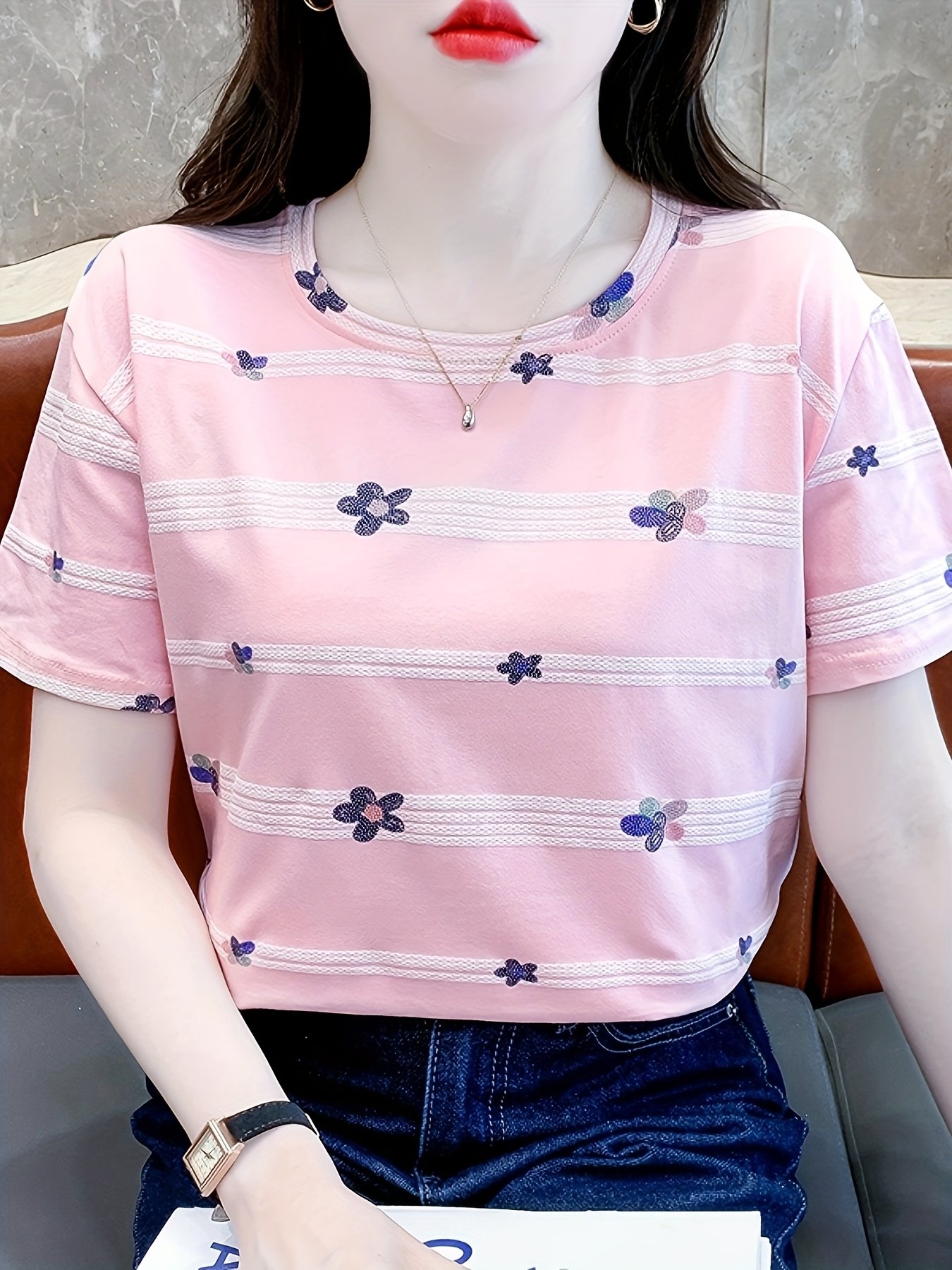 إشراقة الصيف الوردي: تيشيرت نسائي بطبعة زهور عصرية ومقاس مريح - الصورة 5