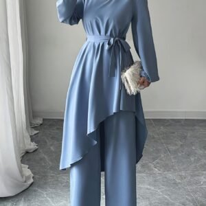 أناقة عصرية بلا حدود: طقم قطعتين يبرز جمالكِ