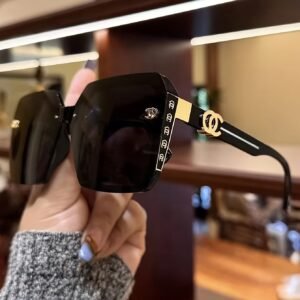 Starlet Glamour: Oversized Square Vintage Frame Sunglasses