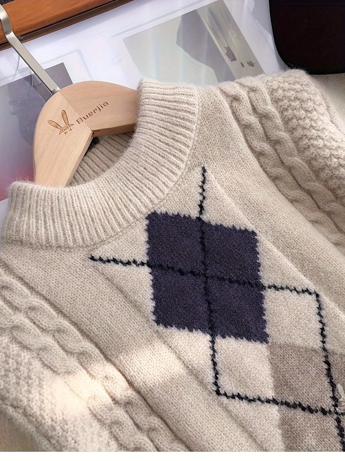 חום שאין כדוגמתו ואלגנטיות מתחדשת: סוודר חורפי לבנים בדוגמת יהלומים – תמונה 5