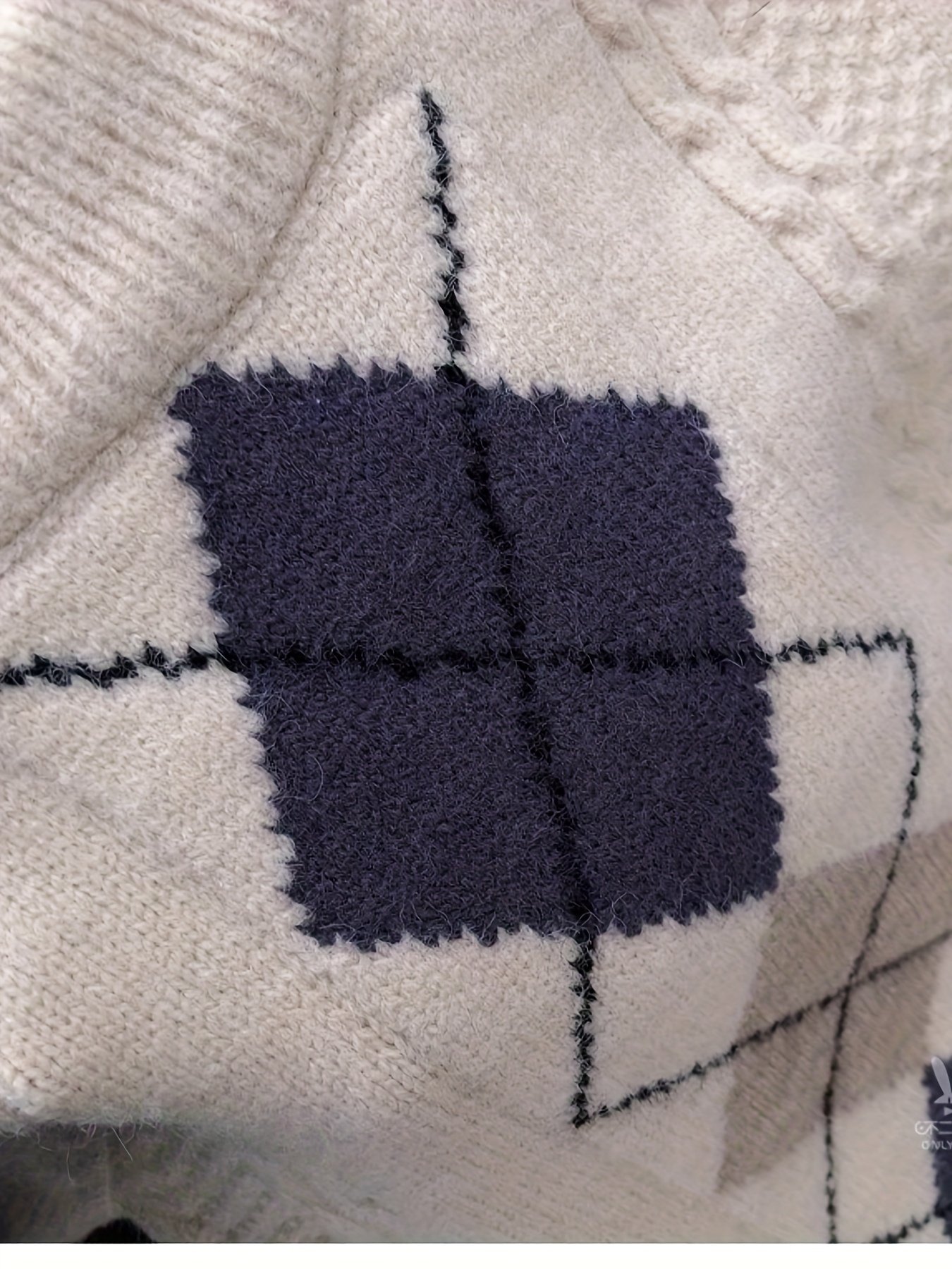 חום שאין כדוגמתו ואלגנטיות מתחדשת: סוודר חורפי לבנים בדוגמת יהלומים – תמונה 3