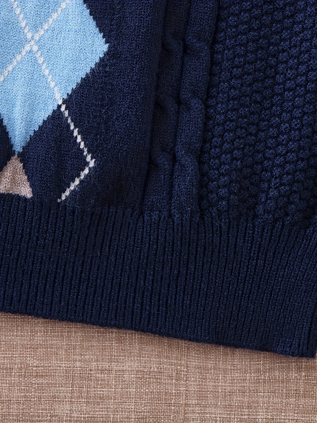 חום שאין כדוגמתו ואלגנטיות מתחדשת: סוודר חורפי לבנים בדוגמת יהלומים – תמונה 4