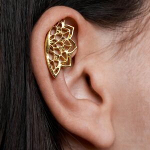 أقراط الغضروف العصرية: أناقة تتجاوز الزمن والنوع!