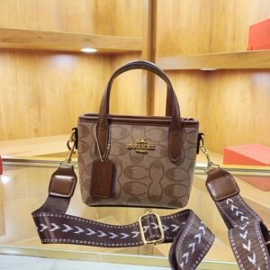 תיק הסלסלה הקטן והאלגנטי: מגע אמנותי לכל לוק!