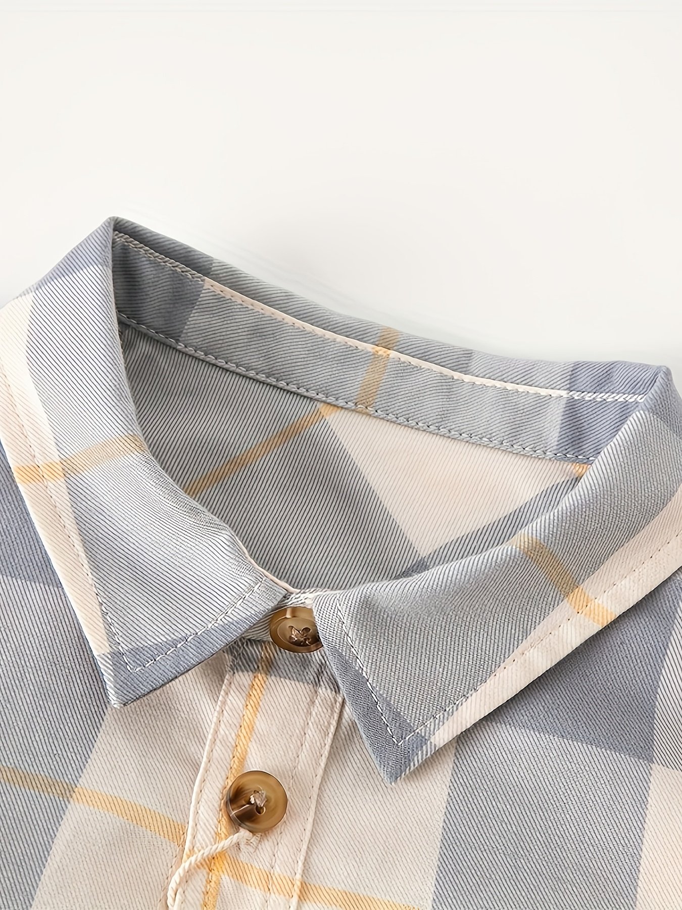 חולצת משבצות לבנים: אלגנטיות ונוחות לכל הרפתקה! – תמונה 7