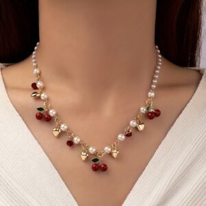 שרשרת לב ודובדבנים: נגיעה של קסם וחיוניות!