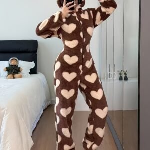 تدللي بدفء وأناقة: بيجامة قطعة واحدة بنقشة القلب الساحرة!