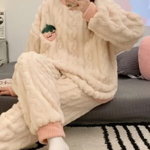 بيجاما الفراولة الدافئة: دفء مخملي وأناقة شتوية