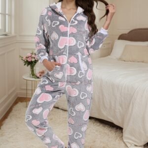 أحضان دافئة: بيجامة القلب المبهجة لكل امرأة!