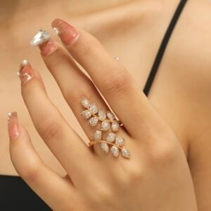 خاتم رُقي الطبيعة: أناقة خالدة تزدان ببريق الذهب والزركون.