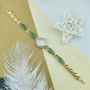 إشراقة فاخرة: ساعة نسائية بذهب وزركون أخضر