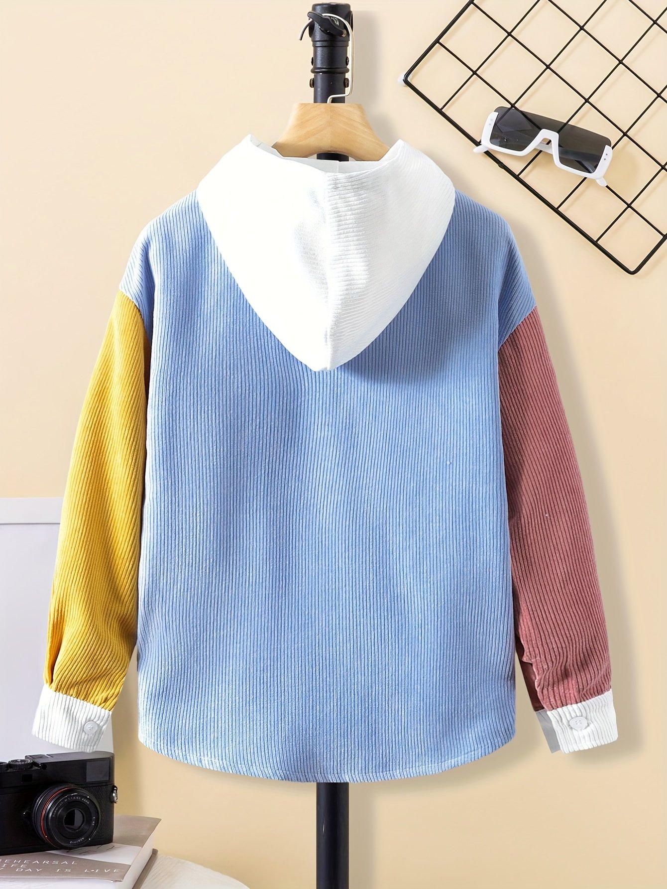 חולצת קפוצ'ון אופנתית לבנים: חמימות וסטייל לכל העונה! – תמונה 2