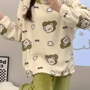 אמצי את החום והאלגנטיות: פיג'מת הדוב הכפולה ללילות קסומים!