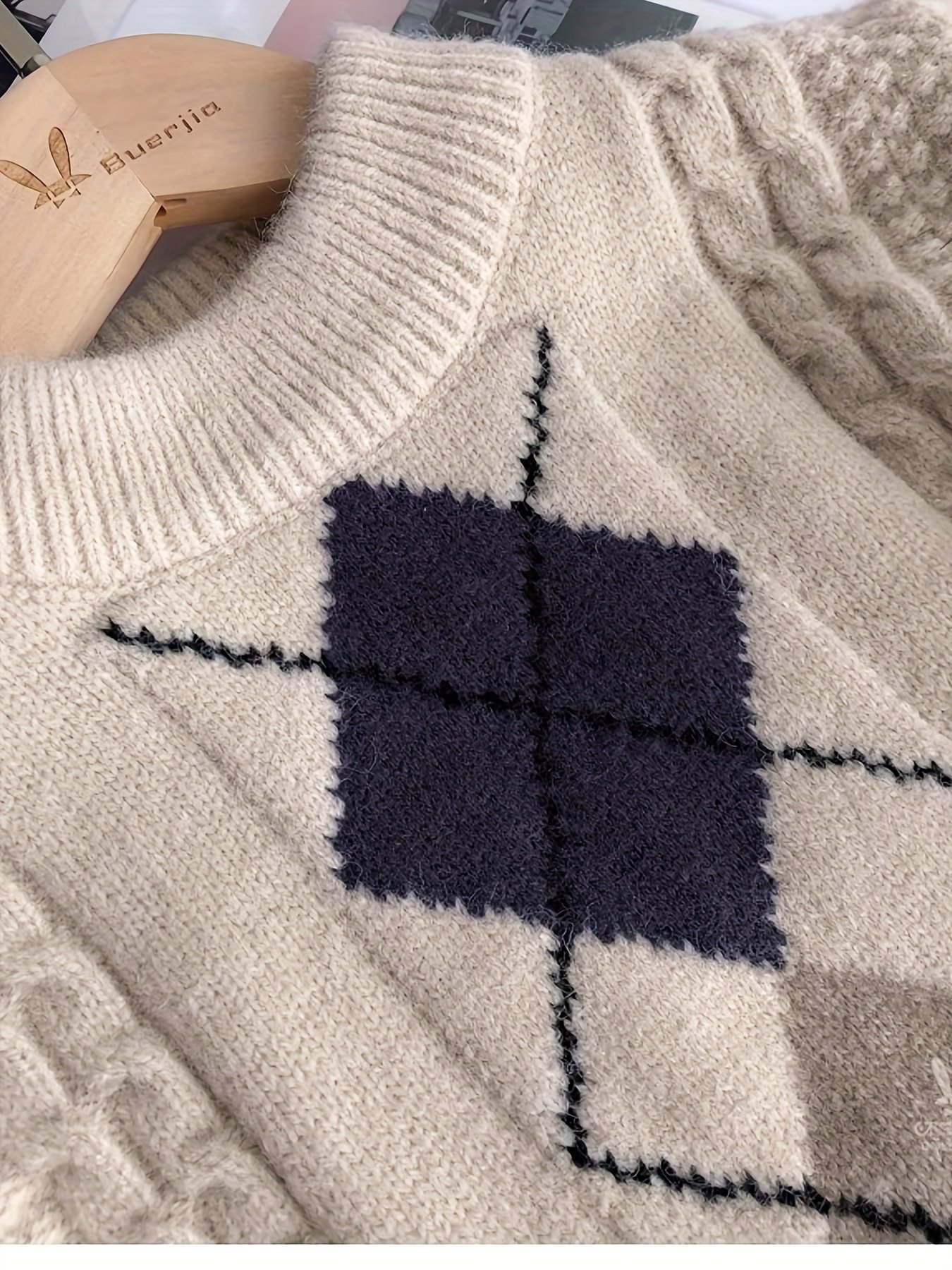 חום שאין כדוגמתו ואלגנטיות מתחדשת: סוודר חורפי לבנים בדוגמת יהלומים – תמונה 10