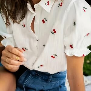 بلوزة الكرز المنعشة: أناقة ربيعية وصيفية تخطف الأنظار!