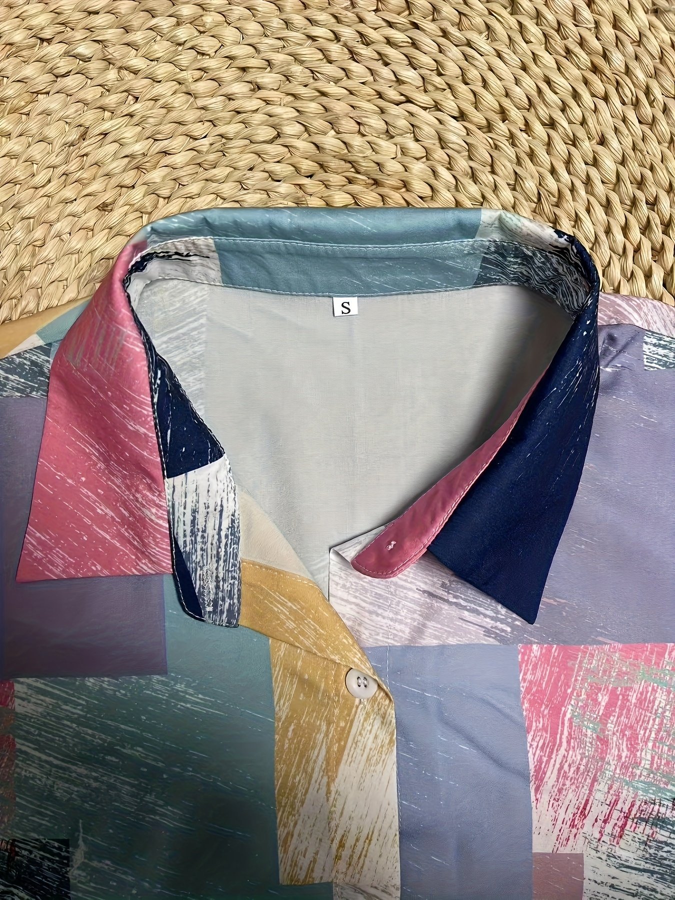 חולצת האלגנטיות היומיומית: נגיעה גיאומטרית למראה הזוהר שלך! – תמונה 3