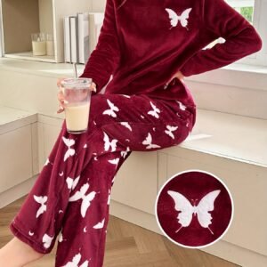 راحة ملكية وأناقة فراشات: بيجامة أحلامك الشتوية!