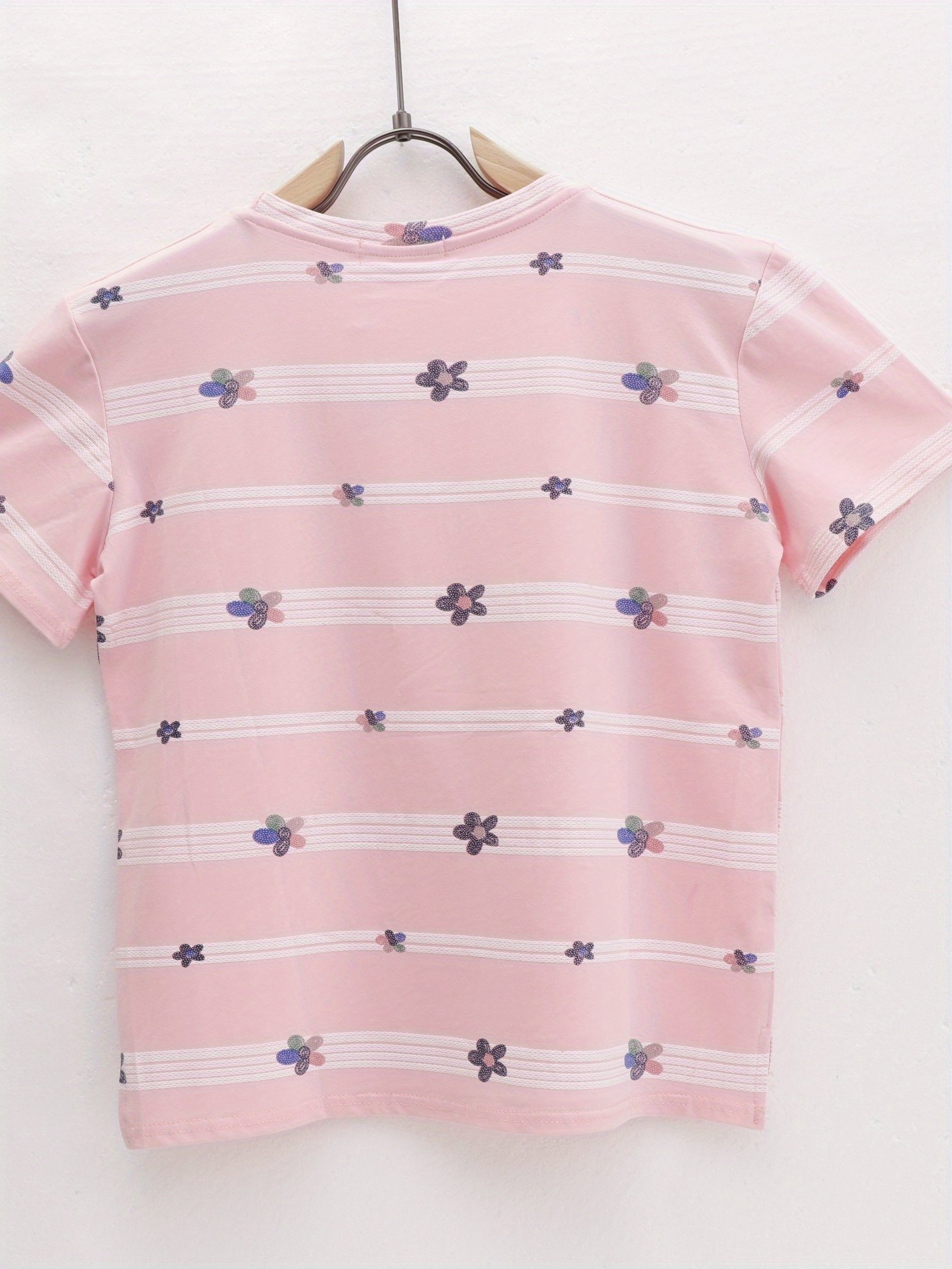 إشراقة الصيف الوردي: تيشيرت نسائي بطبعة زهور عصرية ومقاس مريح - الصورة 2