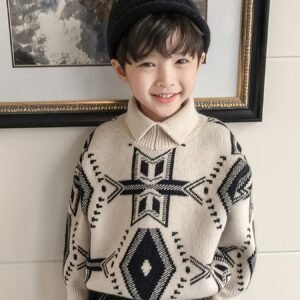 أناقة الدفء: بلوفر الفتيان الشتوي بتصميم هندسي ساحر!