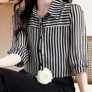 אלגנטיות העונה: חולצת פולו עם הדפסים גיאומטריים ייחודיים