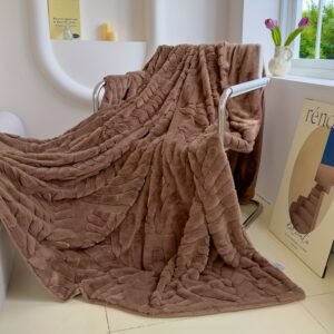 دفء الشتاء الفاخر: بطانية جاكار الحليب المخملية بنقشة أوراق الموز!