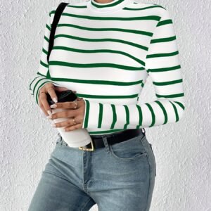 الأناقة المخططة: تيشيرت الياقة الوهمية لموسمي الخريف والربيع