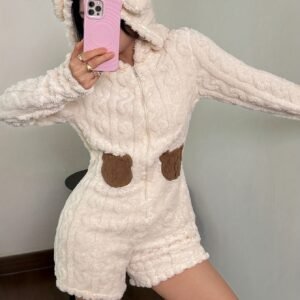 أحضان الدب الدافئة: بيجامة الشتاء المثالية للراحة والأناقة!