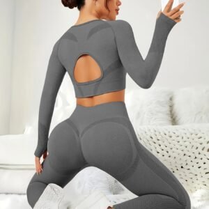 إطلالة رياضية ساحرة: طقم الأداء والراحة الفائق!