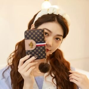 سحر الأناقة في راحة يدك: محفظة النقوش العصرية متعددة البطاقات