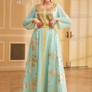 אלגנטיות ייחודית: שמלת פייטים ופויל זהב