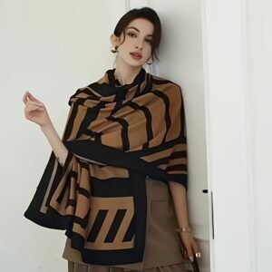 شال الأناقة المخطط: دفء الشتاء بلمسة راقية.