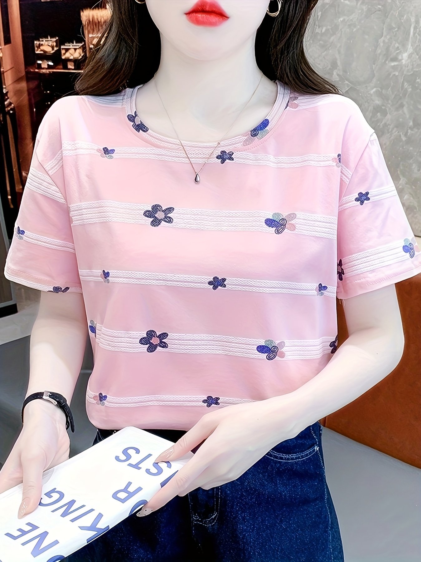 إشراقة الصيف الوردي: تيشيرت نسائي بطبعة زهور عصرية ومقاس مريح - الصورة 4