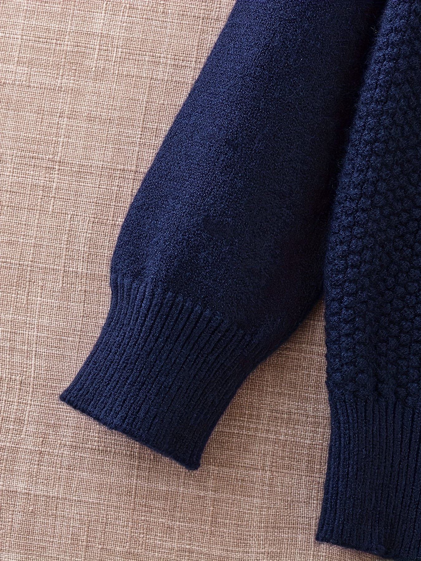 חום שאין כדוגמתו ואלגנטיות מתחדשת: סוודר חורפי לבנים בדוגמת יהלומים – תמונה 6