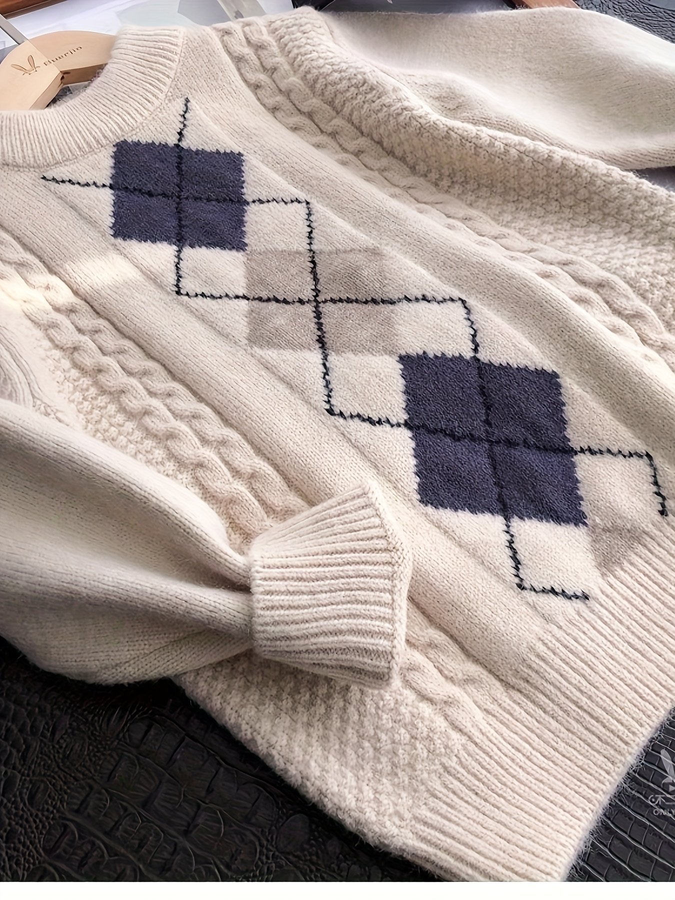 חום שאין כדוגמתו ואלגנטיות מתחדשת: סוודר חורפי לבנים בדוגמת יהלומים – תמונה 7