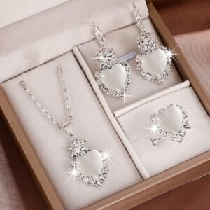 نبض الأناقة: طقم مجوهرات القلب الرباعي الفاخر