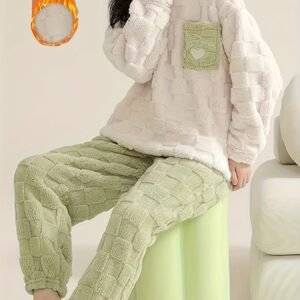 بيجامة القلوب المخملية: دفء وأناقة تحكي قصة كل ليلة!