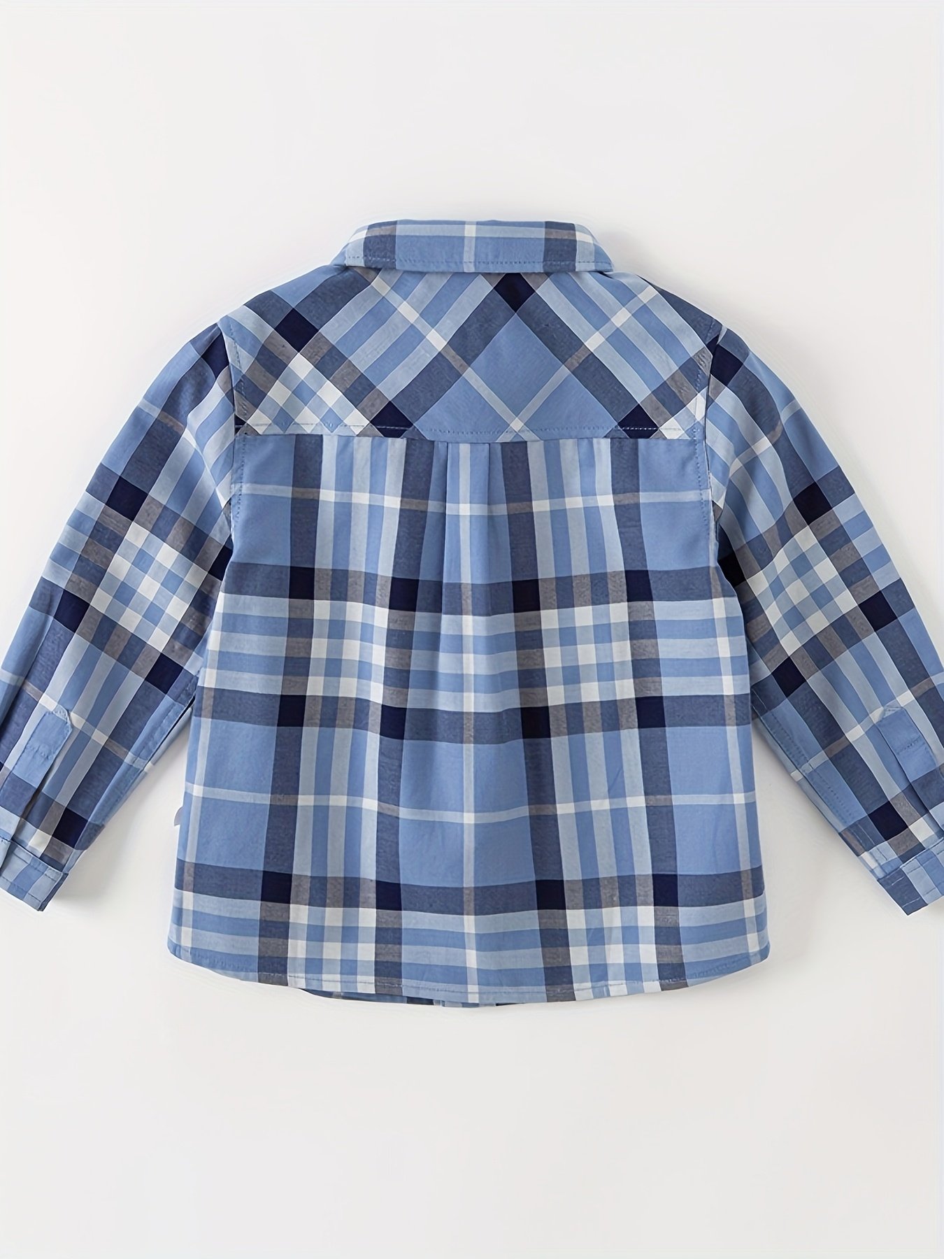 חולצת משבצות לבנים: אלגנטיות ונוחות לכל הרפתקה! – תמונה 6