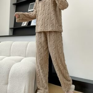 رفاهية الدفء: تألقي هذا الشتاء بأناقة لا تضاهى!