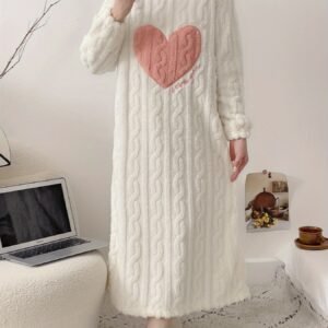 ليالي الشتاء الدافئة: رداء المنزل بلمسة قلب ناعمة!