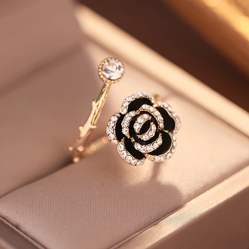 Alluring Black Rose Ring: Gleaming Vintage Elegance!