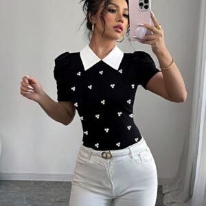 تيشيرت الياقة اللؤلؤية المتباينة: أناقة صيفية لا تضاهى!
