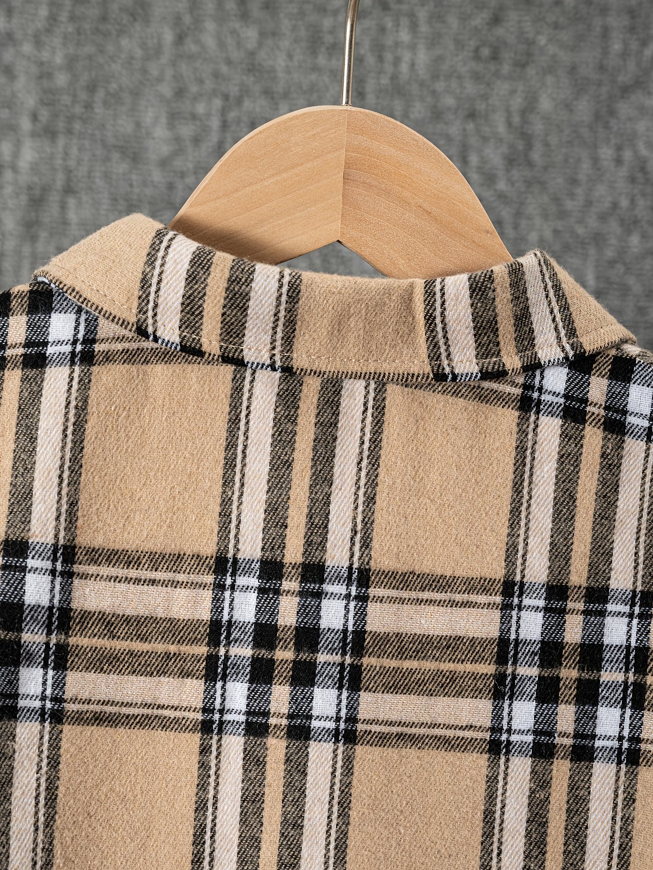 חולצת משבצות קלאסית ואלגנטית לילדים: נוחות וכיף לקטנטנים! – תמונה 4