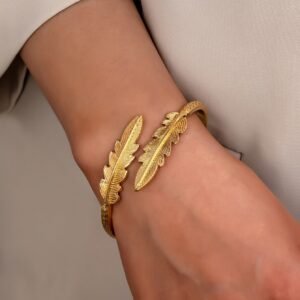 سوار الريشة الذهبية: أناقة بوهيمية تأسر القلوب