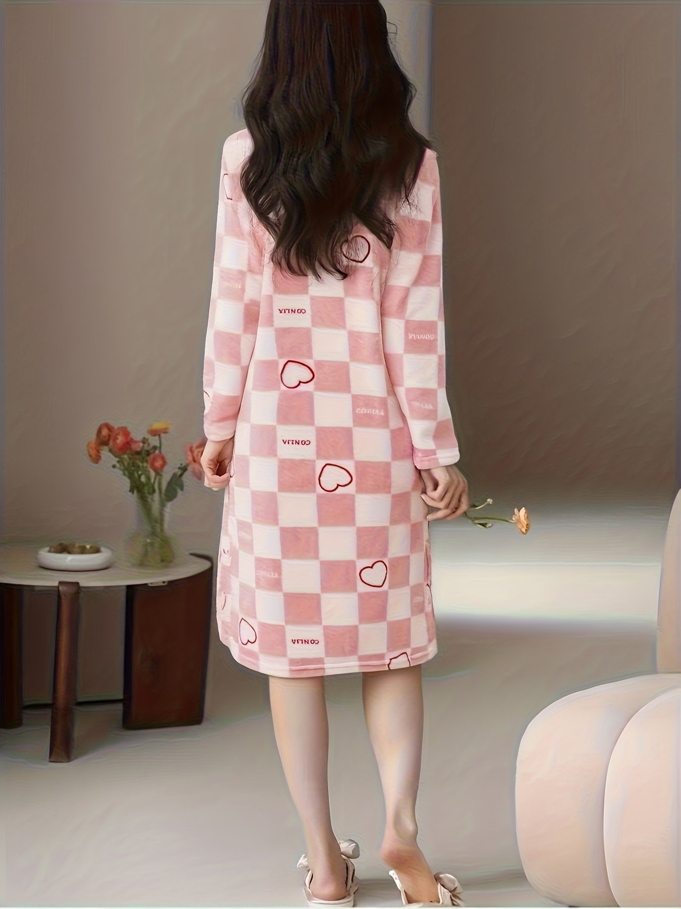 אלגנטיות של חמימות: שמלת לילה קטיפתית יוקרתית ללילות החורף – תמונה 5