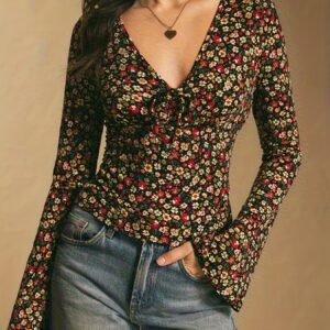 قميص الزهور الريفي: لمسة أناقة لكل موسم