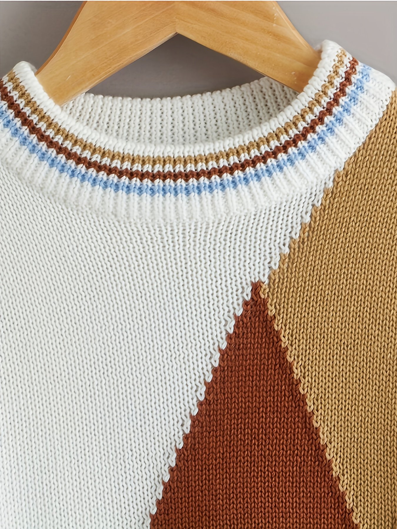 האירו את קטנטניכם בנגיעה עכשווית: סוודר בנים בדוגמת בלוקים צבעוניים! – תמונה 4