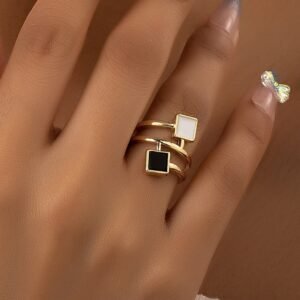 אלגנטיות עכשווית בהישג ידך: טבעת דמעה זהובה בעיצוב ייחודי