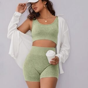 انطلقي بخفة وأناقة: طقم الرياضة السلس العصري