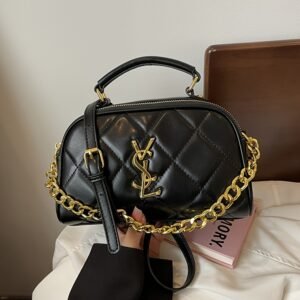 إطلالة ساحرة: حقيبة الأناقة الذهبية